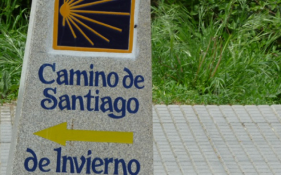 El Camino de invierno, mediante flechas amarillas, hitos o mojones y vieiras, sigue el cauce del rio Sil